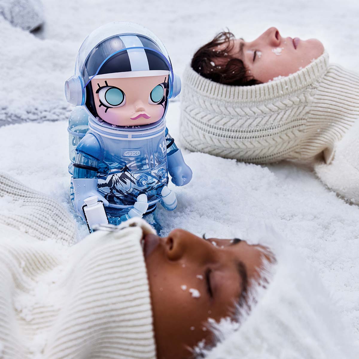 Pop Mart MEGA SPACE MOLLY 400% Glacier showcase view 1